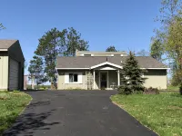 Family Friendly Cottage w/Spectacular Views of Round Lake-Hayward, WI - 주방