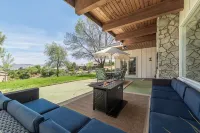 Spacious bohemian canyon home with views - Bungalows