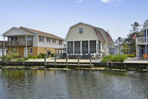 Imagine Staying at This Quiet Water Front Beach Cottage - Family + Bikes, Canoe - Wi-Fi