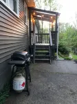 Cozy cottage with pool, walking distance to lake - Homestays