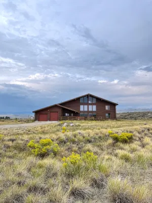 Large cabin with amazing views, mountains, sunsets, and wildlife. - Homestays
