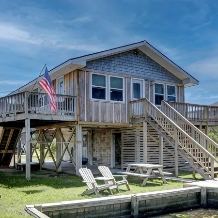 Quaint Waterfront Cottage. Quick walk to the beach