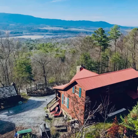 Cozy 2-bedroom cabin with hottub in welcoming Newport with AC, WiFi