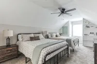 Charming 3BR Farmhouse • Fenced Acre • Madison - Alloggi