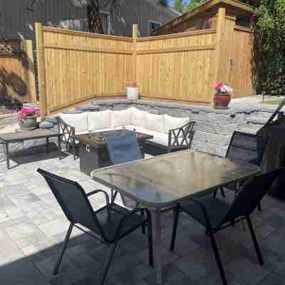 Bright Poolside 2 Bed, 2 Bath Walkout Basement Suite Hotel Exterior