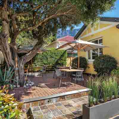 Tom's Guest House Hotel Exterior