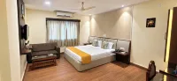 Hotel Radhika Regency - parkir