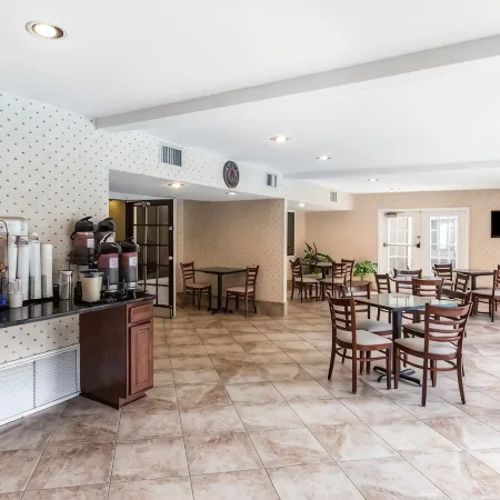 Comfort Inn & Suites - Near Robins Air Force Base Main Gate