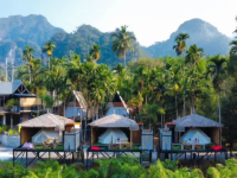 บริดจ์ ฮิลล์ คาเฟ่ แกลมปิ้ง โรงแรมในอำเภอ พนม