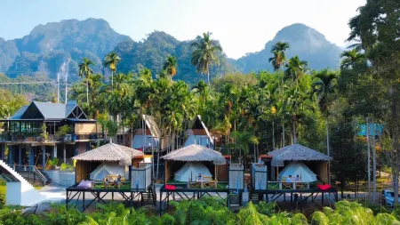 Bridge Hill Cafe Glamping Отели в г. Phanom