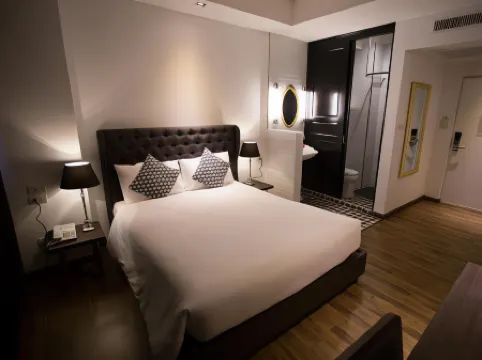 First House Hotel Bangkok Отели рядом с достопримечательностью «Алтарь Эраван»