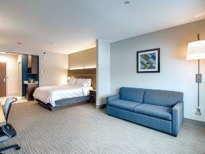 Holiday Inn Express & Suites Calgary Airport Trail NE