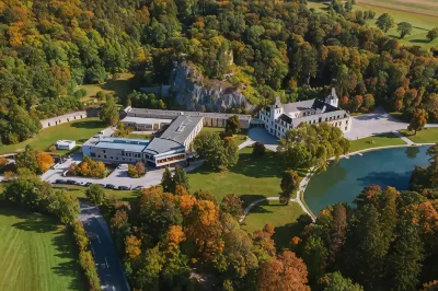 Hotel Schloss Hernstein Hôtels à : Puchberg am Schneeberg