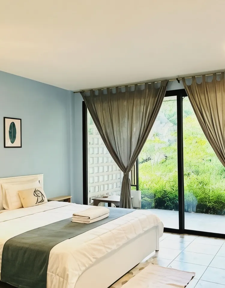 ห้องเตียงใหญ่ พร้อมวิวสวน
