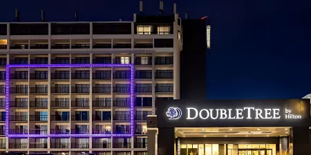 DoubleTree by Hilton Calgary North Отели рядом с достопримечательностью «TELUS Spark Science Centre»