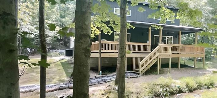 Luxurious 2Br Creekside Deckhouse w Saltwater Hot Tub Hotels in Jackson County