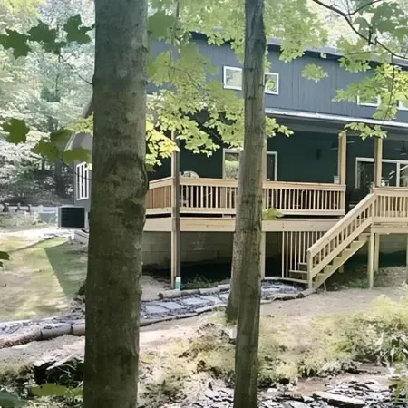 Luxurious 2Br Creekside Deckhouse w Saltwater Hot Tub