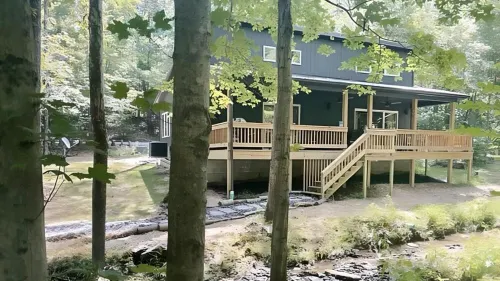 Luxurious 2Br Creekside Deckhouse w Saltwater Hot Tub - 4 étoiles