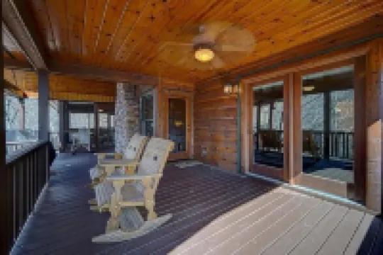 Vintage Luxury Creekside Cabin ~ King Bed, Hot Tub, Fire Pit & Game Room, Dog Ok