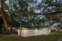 Queen's Court Inn - parking