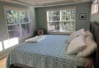 ★Flip Flop Cottage★ Fire Pit • 7min walk to beach • Family & Pet Friendly! Blue Stairs - Kids' Corner Beach Access附近的飯店