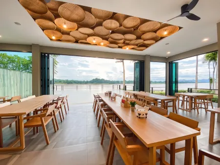 RiverTree Resort Chiangkhan Отели рядом с достопримечательностью «Kaeng Khut Khu»