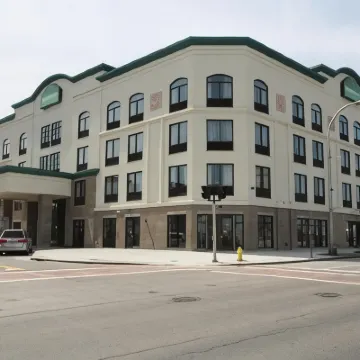 Wingate by Wyndham Niagara Falls Hotel dekat Pulau Kambing
