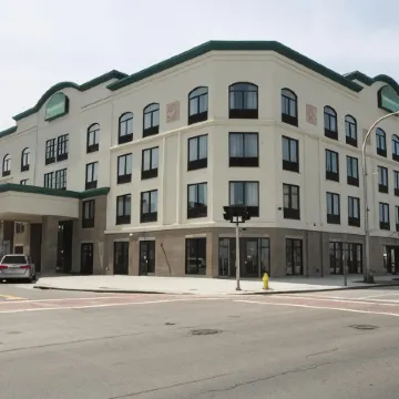 Wingate by Wyndham Niagara Falls Отели рядом с достопримечательностью «Подковообразный водопад»