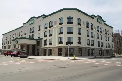 Wingate by Wyndham Niagara Falls Các khách sạn gần Prophet Isaiah's Second Coming House
