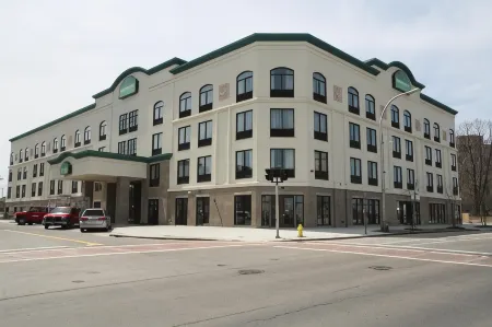Wingate by Wyndham Niagara Falls Отели рядом с достопримечательностью «Пещера ветров»