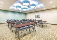 La Quinta Inn & Suites by Wyndham Dallas Plano - the Colony