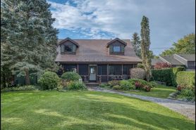 Lovely log cottage by the lake
