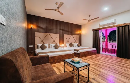 Hotel Royal Paradise Отели рядом с достопримечательностью «Кваджа Гариб Навас Дарга Шариф»