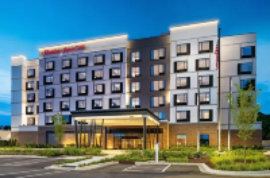 Hampton Inn & Suites Raleigh Midtown (แฮมป์ตัน อินน์ แอนด์ สวีทส์ ราลี มิดทาวน์)