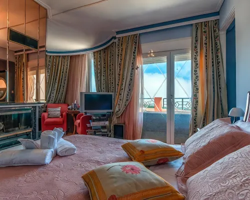 Villa Serenity a Luxury Relaxing Retreat with Swimming Pool in Kymi Euboea 其米住宿飯店
