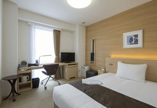 쾌적한 더블룸 객실 내부