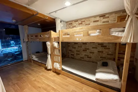 Busan Naive Traveler Отели рядом с достопримечательностью «BUSAN X the SKY»