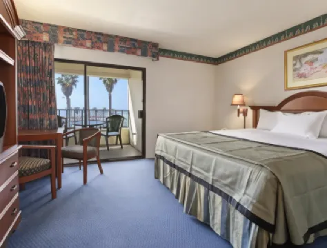 Travelodge by Wyndham Sunset-Huntington Beach Ocean Front