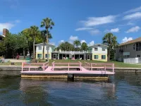 Flamingo Room on the Cotee River Hotel a New Port Richey