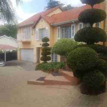Gorgeous 3 bedrooms house in a very quiet residential area 4 mins from Sandton.. Hotel Exterior