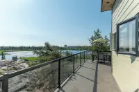 Cozy Northern lights retreat in Niven Lake w/ stunning lake views