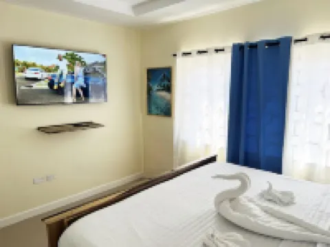 Smart Beachfront Condo with Pool & Ocean Views 酒店