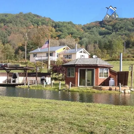 Family & Friends Retreat w/HotTub, Amazing Views, 5 big bedrooms & 14 acres