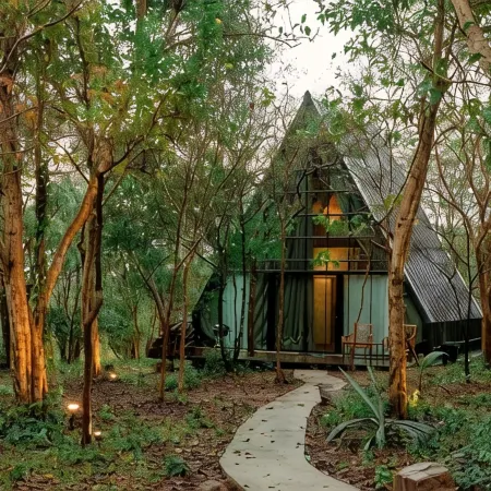Issara Bar&House