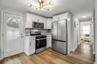 Modern Home 3 Minutes from Airport! - Homestays