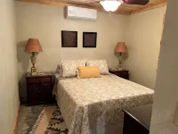 Shady Pines Cottage; A Charming 2-Bedroom Cottage. Pet-Friendly! - 民泊