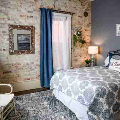 Located in the heart of Downtown, just a few minute walk to South Beach. Rooms