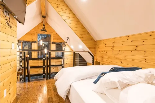 Tree House Oasis, conveniently located in the heart of Bentonville - 4-Star