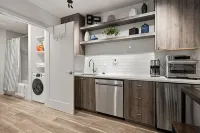 Lake Oswego Quiet Ground Level Condo Private Entrance - Pet Friendly! - Wifi