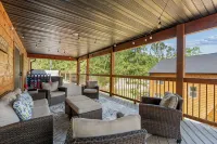 Cozy Lakeside Cabin, Close to Hollister: Outdoor/Indoor Pool, Hot Tub on Deck! - Chalets